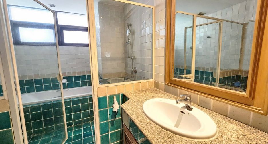 For rent 3 bedrooms condo in Khlong Toei, Bangkok