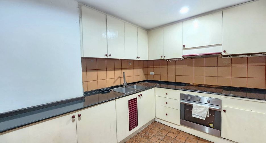For rent 3 bedrooms condo in Khlong Toei, Bangkok
