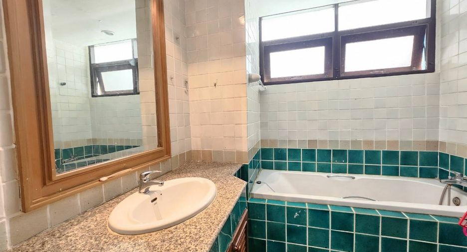 For rent 3 bedrooms condo in Khlong Toei, Bangkok