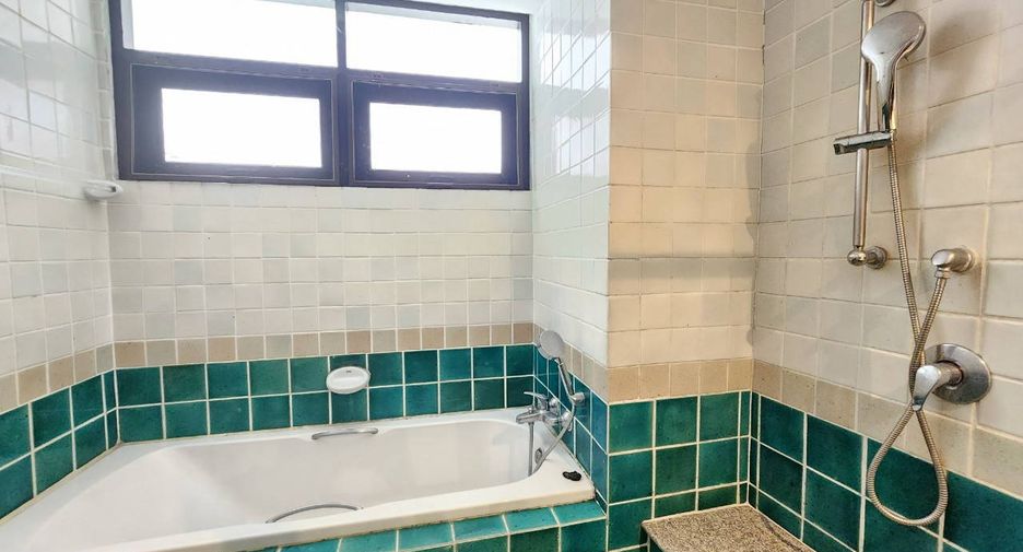 For rent 3 bedrooms condo in Khlong Toei, Bangkok