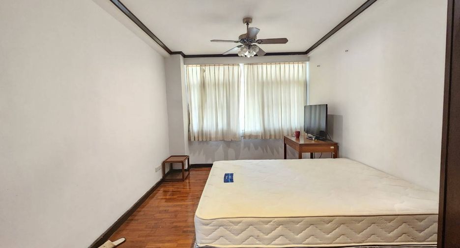 For rent 3 bedrooms condo in Khlong Toei, Bangkok