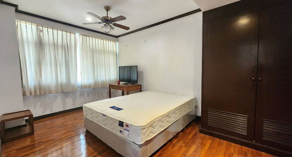 For rent 3 bedrooms condo in Khlong Toei, Bangkok