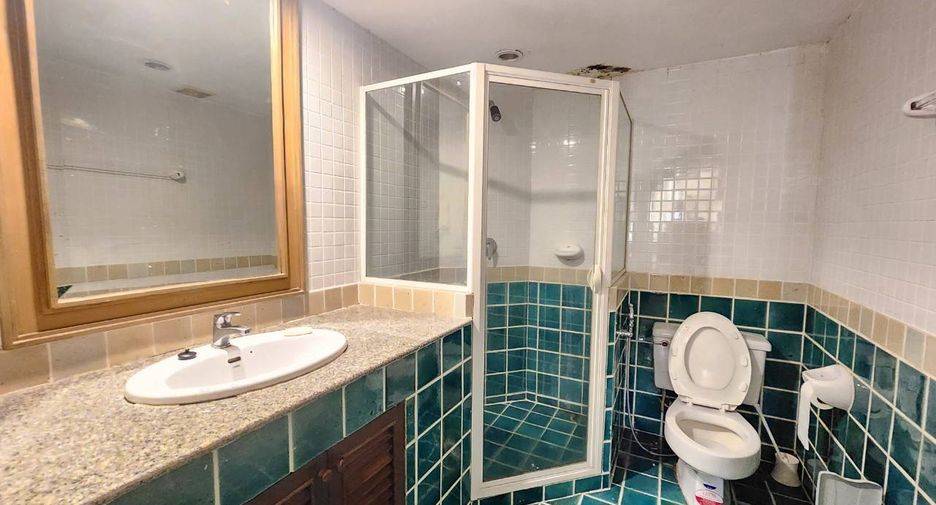For rent 3 bedrooms condo in Khlong Toei, Bangkok