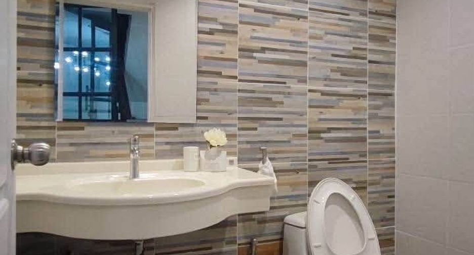 For rent 3 bedrooms townhouse in Wang Thonglang, Bangkok