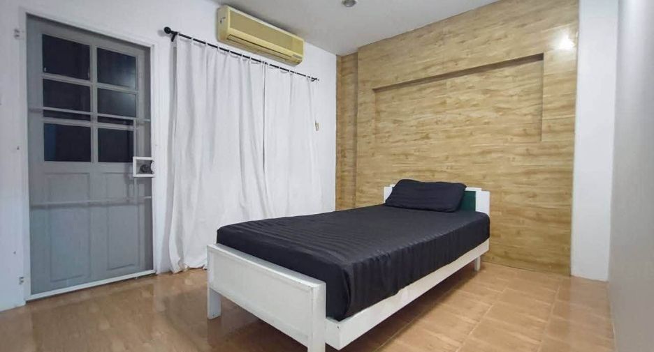 For rent 3 bedrooms townhouse in Wang Thonglang, Bangkok
