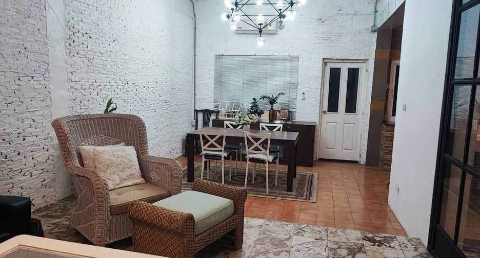 For rent 3 bedrooms townhouse in Wang Thonglang, Bangkok