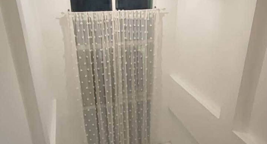 For rent 3 bedrooms townhouse in Wang Thonglang, Bangkok