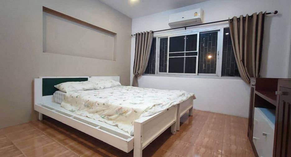 For rent 3 bedrooms townhouse in Wang Thonglang, Bangkok