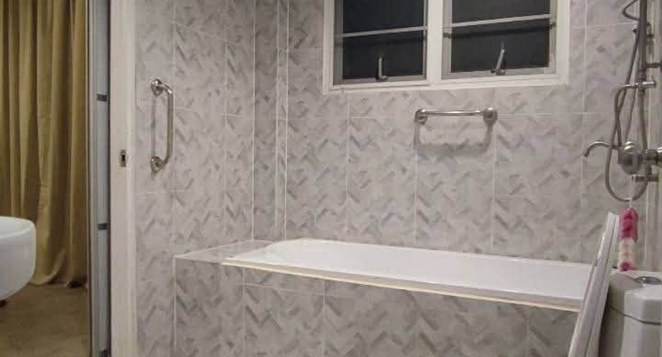 For rent 3 bedrooms townhouse in Wang Thonglang, Bangkok