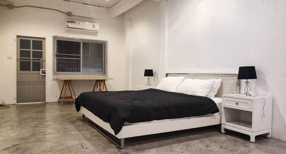 For rent 3 bedrooms townhouse in Wang Thonglang, Bangkok