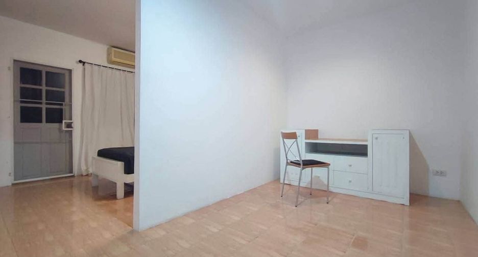 For rent 3 bedrooms townhouse in Wang Thonglang, Bangkok