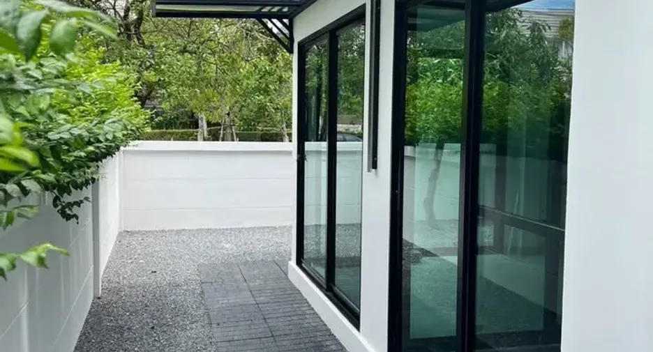 For rent 4 bedrooms townhouse in Prawet, Bangkok