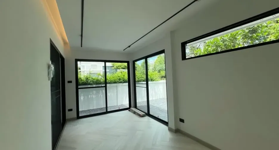 For rent 4 bedrooms townhouse in Prawet, Bangkok