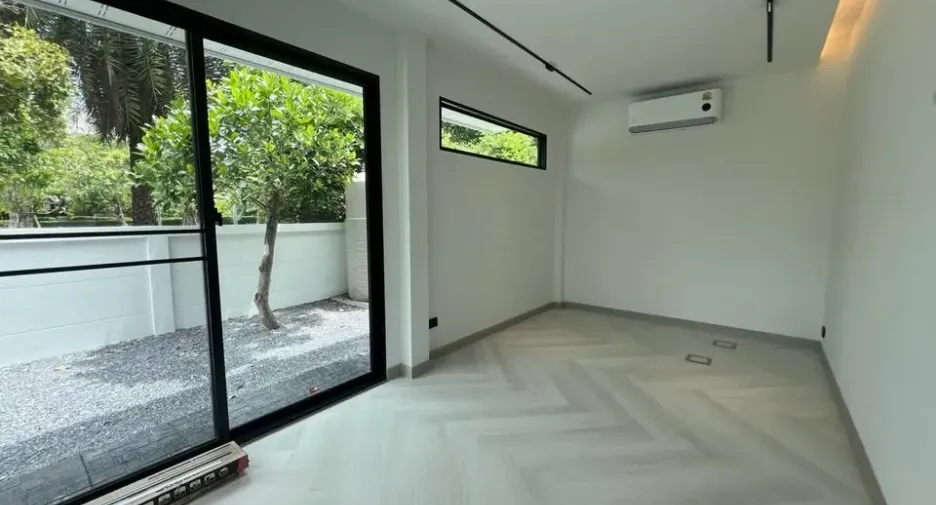 For rent 4 bedrooms townhouse in Prawet, Bangkok