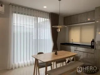 Аренда 4 спальни дом в Банг Капи, Бангкок