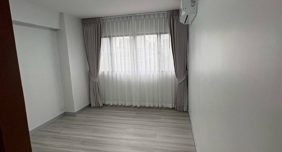 For sale 3 bedrooms condo in Watthana, Bangkok