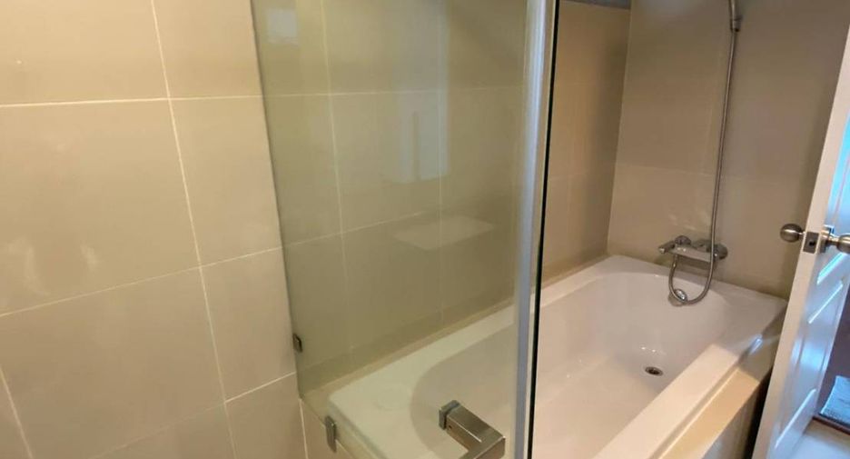 For rent 3 bedrooms condo in Huai Khwang, Bangkok