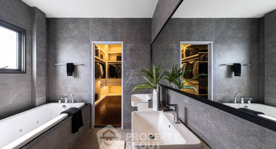 For sale 4 bedrooms house in Sai Mai, Bangkok
