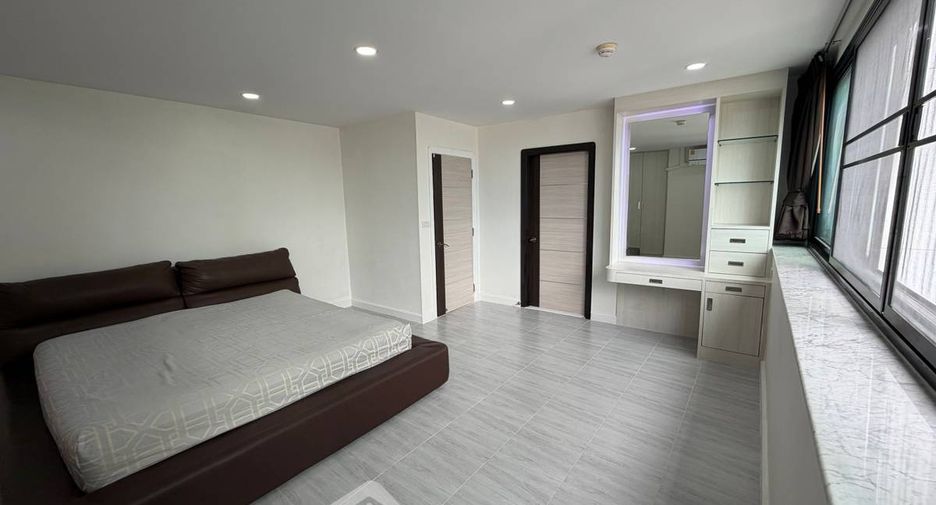 For sale 3 ベッドルーム condo in Khlong Toei, Bangkok