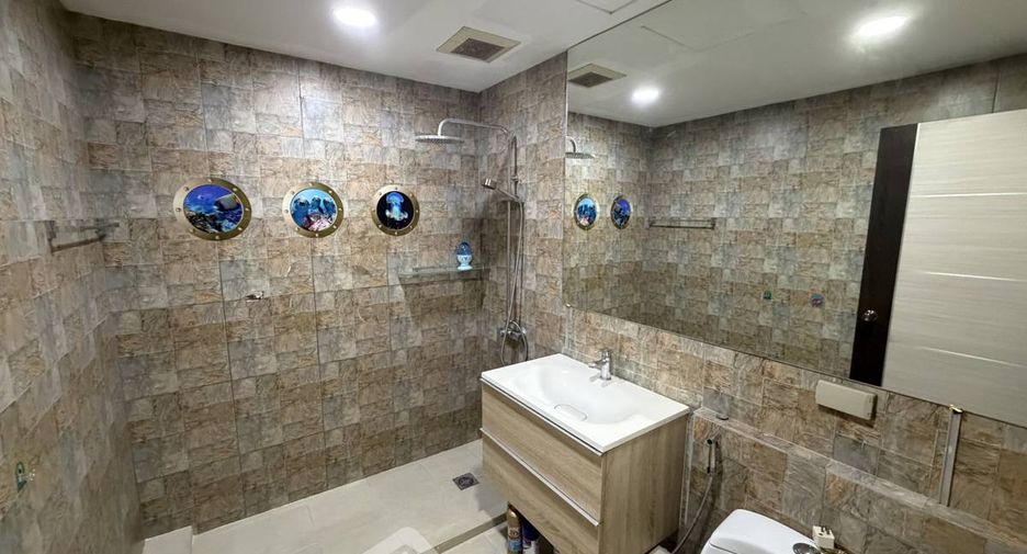 For sale 3 ベッドルーム condo in Khlong Toei, Bangkok