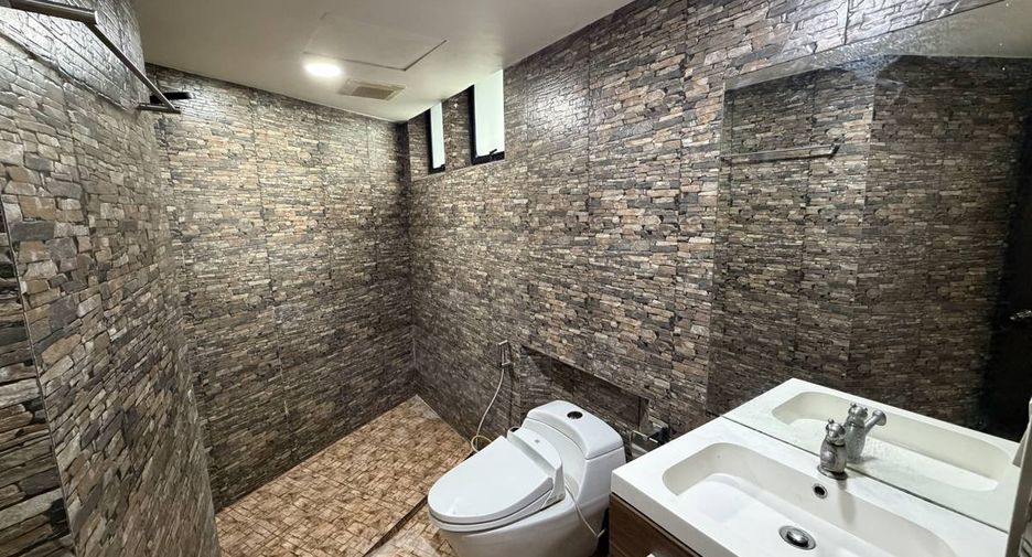 For sale 3 ベッドルーム condo in Khlong Toei, Bangkok