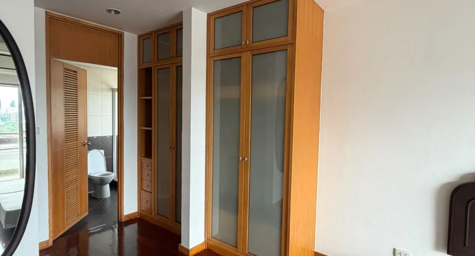 For rent 3 bedrooms apartment in Sathon, Bangkok
