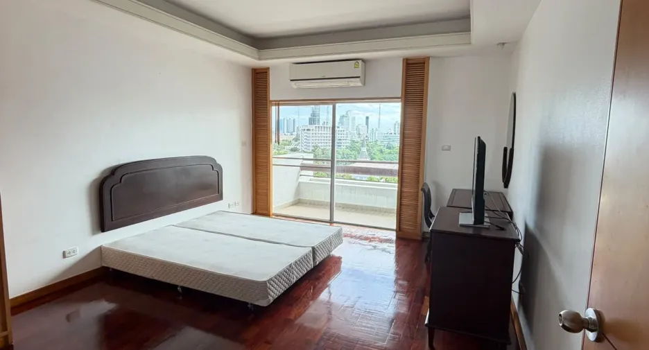 For rent 3 bedrooms apartment in Sathon, Bangkok