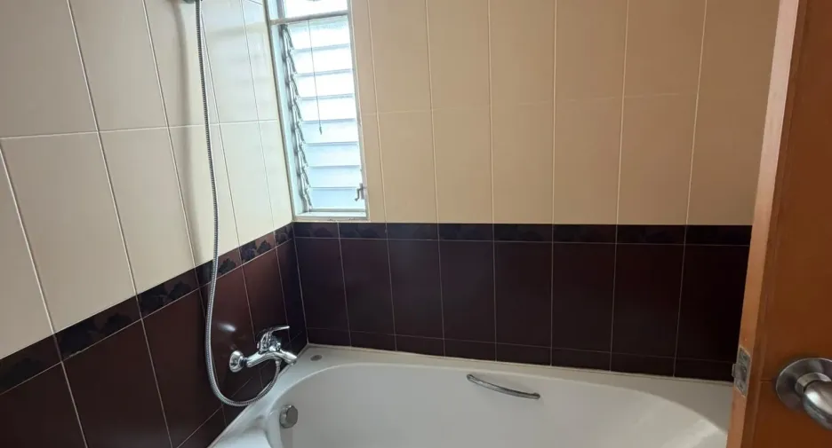 For rent 3 bedrooms apartment in Sathon, Bangkok
