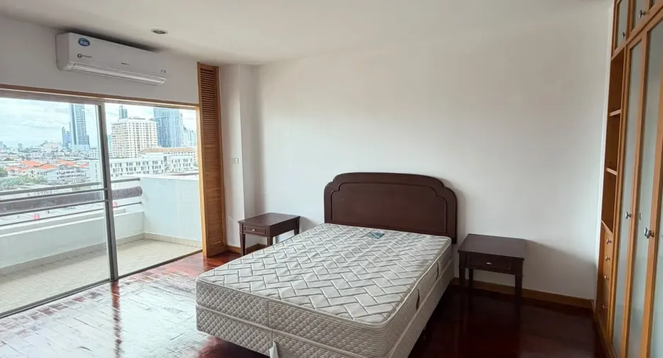 For rent 3 bedrooms apartment in Sathon, Bangkok