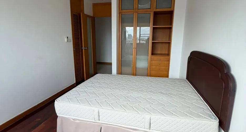 For rent 3 bedrooms apartment in Sathon, Bangkok
