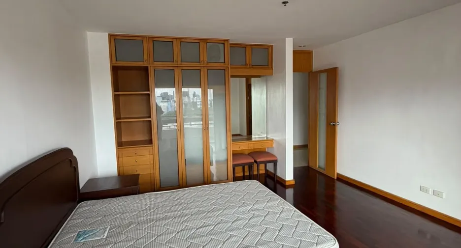 For rent 3 bedrooms apartment in Sathon, Bangkok