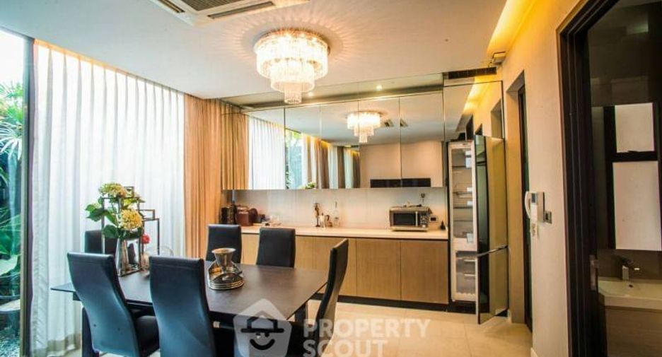 For sale 4 bedrooms townhouse in Watthana, Bangkok