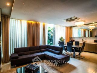 For sale 4 bedrooms townhouse in Watthana, Bangkok