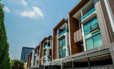 For sale 4 bedrooms townhouse in Watthana, Bangkok