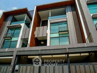 For sale 4 bedrooms townhouse in Watthana, Bangkok