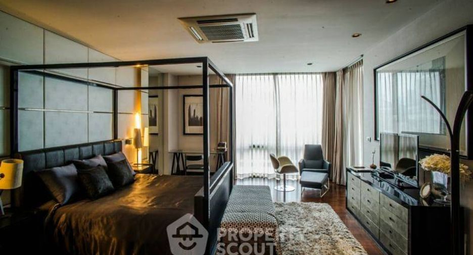 For sale 4 bedrooms townhouse in Watthana, Bangkok
