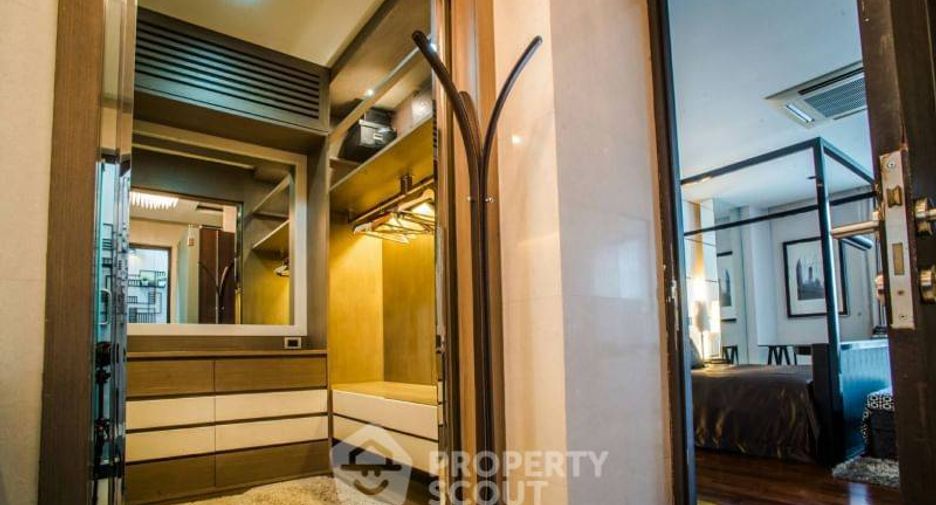 For sale 4 bedrooms townhouse in Watthana, Bangkok