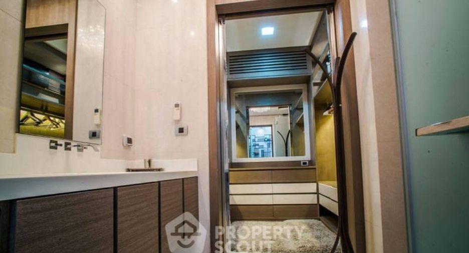 For sale 4 bedrooms townhouse in Watthana, Bangkok