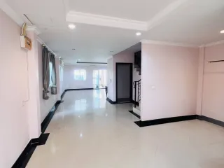 Reihenhaus zum Kauf mit 2 Zimmer in Bang Lamung, Chonburi