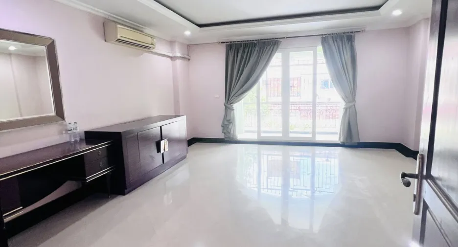 Reihenhaus zum Kauf mit 2 Zimmer in Bang Lamung, Chonburi