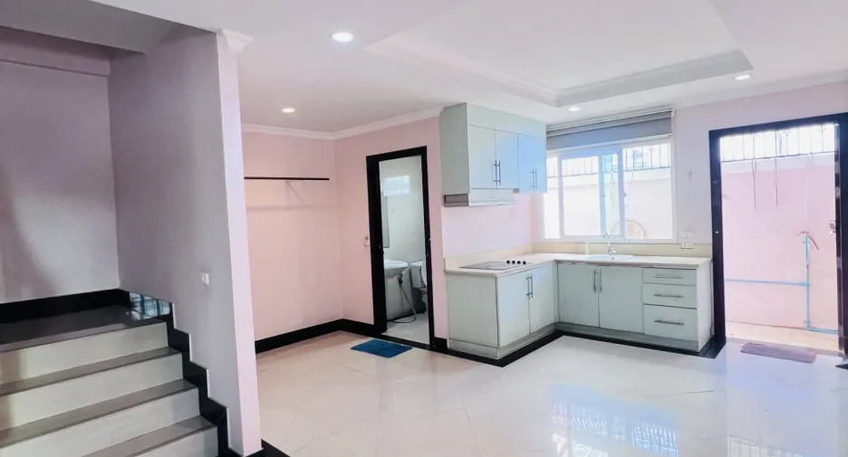 Reihenhaus zum Kauf mit 2 Zimmer in Bang Lamung, Chonburi