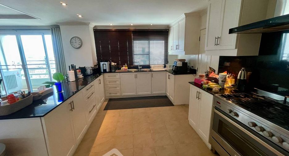 For sale 3 bedrooms condo in Watthana, Bangkok