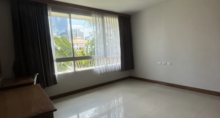 For rent 3 bedrooms apartment in Sathon, Bangkok
