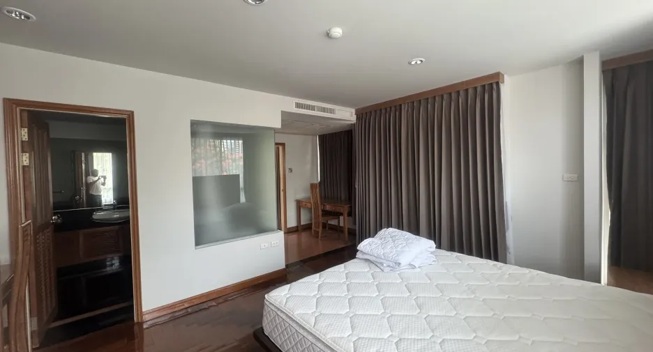 For rent 3 bedrooms apartment in Sathon, Bangkok