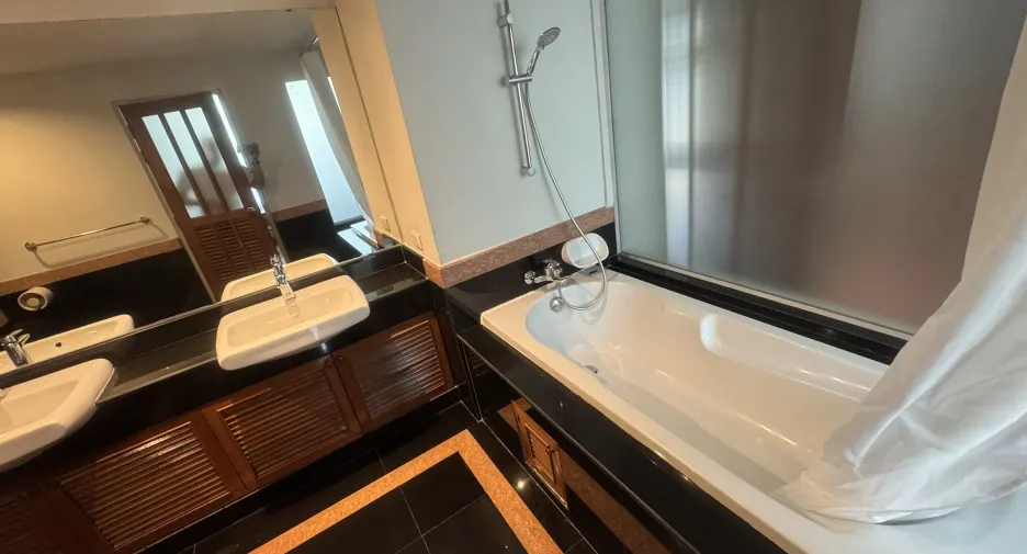 For rent 3 bedrooms apartment in Sathon, Bangkok