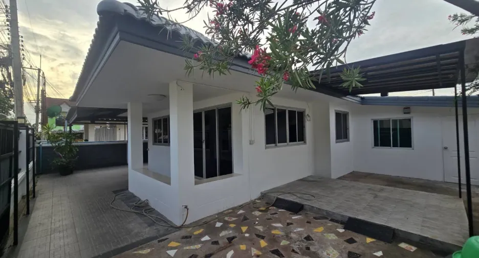 For sale 3 bedrooms house in Si Racha, Chonburi