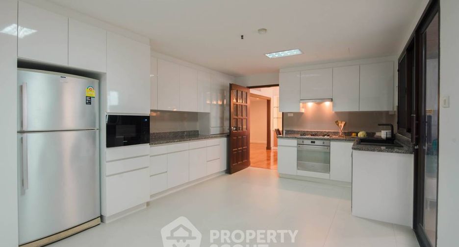 For rent 4 bedrooms apartment in Khlong Toei, Bangkok