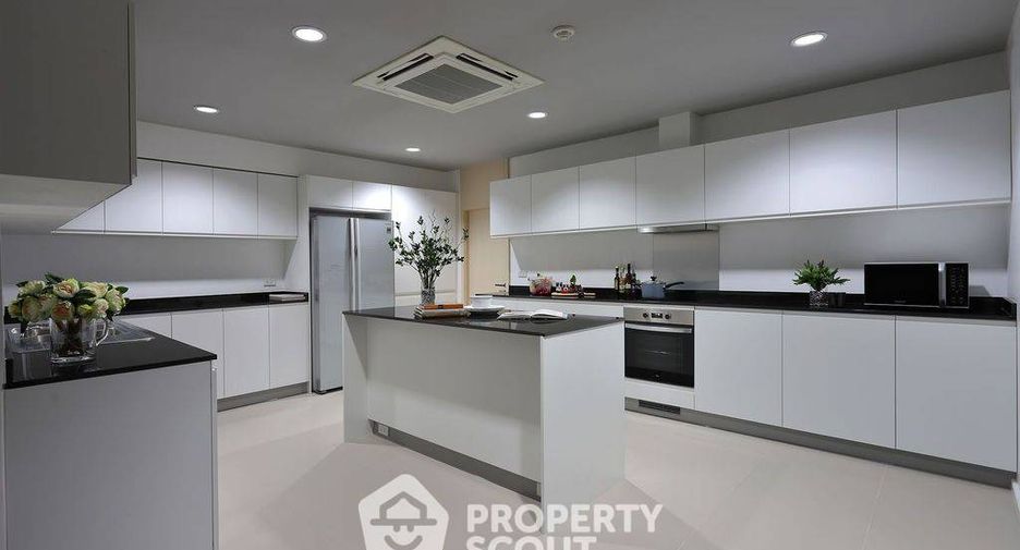 For rent 3 bedrooms apartment in Watthana, Bangkok