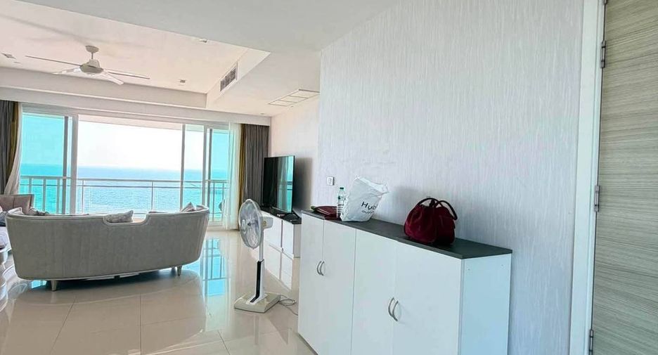 For rent 3 bedrooms condo in Jomtien, Pattaya