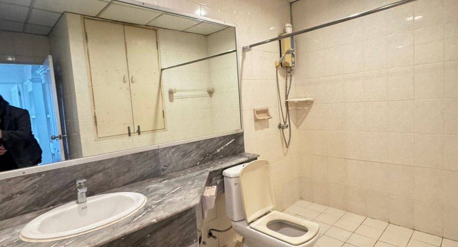 For rent 3 bedrooms condo in Watthana, Bangkok